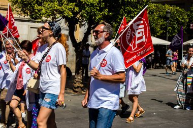 Sevilla İspanya 25 Haziran 2022 Personel ve personel İspanya 'da meydana gelen koronavirüs salgını sırasında Seville şehir merkezinde gerçekleştirilen gösteride kişisel yardımda bulunuyorlar.