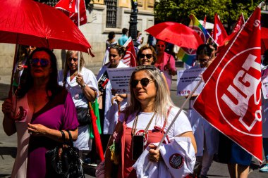 Sevilla İspanya 25 Haziran 2022 Personel ve personel İspanya 'da meydana gelen koronavirüs salgını sırasında Seville şehir merkezinde gerçekleştirilen gösteride kişisel yardımda bulunuyorlar.