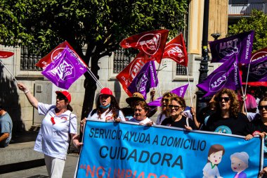 Sevilla İspanya 25 Haziran 2022 Personel ve personel İspanya 'da meydana gelen koronavirüs salgını sırasında Seville şehir merkezinde gerçekleştirilen gösteride kişisel yardımda bulunuyorlar.