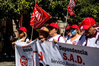 Sevilla İspanya 25 Haziran 2022 Personel ve personel İspanya 'da meydana gelen koronavirüs salgını sırasında Seville şehir merkezinde gerçekleştirilen gösteride kişisel yardımda bulunuyorlar.