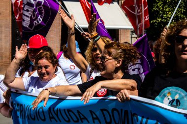 Sevilla İspanya 25 Haziran 2022 Personel ve personel İspanya 'da meydana gelen koronavirüs salgını sırasında Seville şehir merkezinde gerçekleştirilen gösteride kişisel yardımda bulunuyorlar.