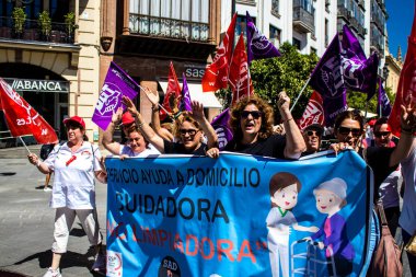 Sevilla İspanya 25 Haziran 2022 Personel ve personel İspanya 'da meydana gelen koronavirüs salgını sırasında Seville şehir merkezinde gerçekleştirilen gösteride kişisel yardımda bulunuyorlar.