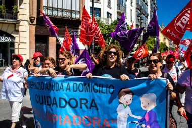 Sevilla İspanya 25 Haziran 2022 Personel ve personel İspanya 'da meydana gelen koronavirüs salgını sırasında Seville şehir merkezinde gerçekleştirilen gösteride kişisel yardımda bulunuyorlar.