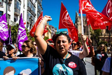 Sevilla İspanya 25 Haziran 2022 Personel ve personel İspanya 'da meydana gelen koronavirüs salgını sırasında Seville şehir merkezinde gerçekleştirilen gösteride kişisel yardımda bulunuyorlar.