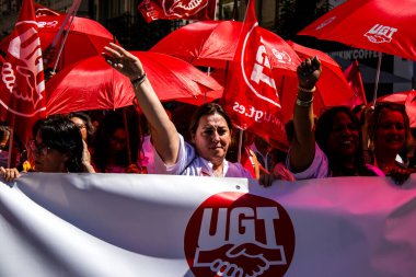 Sevilla İspanya 25 Haziran 2022 Personel ve personel İspanya 'da meydana gelen koronavirüs salgını sırasında Seville şehir merkezinde gerçekleştirilen gösteride kişisel yardımda bulunuyorlar.