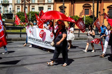 Sevilla İspanya 25 Haziran 2022 Personel ve personel İspanya 'da meydana gelen koronavirüs salgını sırasında Seville şehir merkezinde gerçekleştirilen gösteride kişisel yardımda bulunuyorlar.