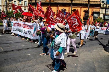 Sevilla İspanya 25 Haziran 2022 Personel ve personel İspanya 'da meydana gelen koronavirüs salgını sırasında Seville şehir merkezinde gerçekleştirilen gösteride kişisel yardımda bulunuyorlar.