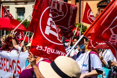 Sevilla İspanya 25 Haziran 2022 Personel ve personel İspanya 'da meydana gelen koronavirüs salgını sırasında Seville şehir merkezinde gerçekleştirilen gösteride kişisel yardımda bulunuyorlar.