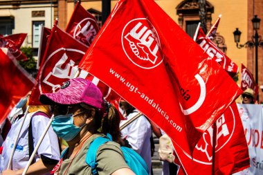 Sevilla İspanya 25 Haziran 2022 Personel ve personel İspanya 'da meydana gelen koronavirüs salgını sırasında Seville şehir merkezinde gerçekleştirilen gösteride kişisel yardımda bulunuyorlar.