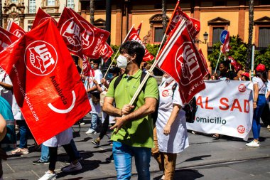 Sevilla İspanya 25 Haziran 2022 Personel ve personel İspanya 'da meydana gelen koronavirüs salgını sırasında Seville şehir merkezinde gerçekleştirilen gösteride kişisel yardımda bulunuyorlar.
