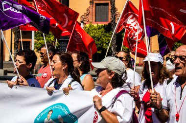 Sevilla İspanya 25 Haziran 2022 Personel ve personel İspanya 'da meydana gelen koronavirüs salgını sırasında Seville şehir merkezinde gerçekleştirilen gösteride kişisel yardımda bulunuyorlar.