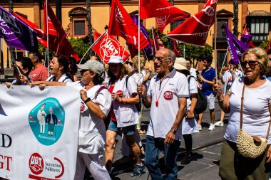 Sevilla İspanya 25 Haziran 2022 Personel ve personel İspanya 'da meydana gelen koronavirüs salgını sırasında Seville şehir merkezinde gerçekleştirilen gösteride kişisel yardımda bulunuyorlar.