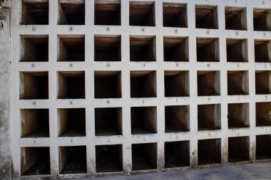 Carmona, İspanya - 2 Temmuz 2022 Andalusia 'daki Carmona Belediyesi' nin Hristiyan mezarlıklarında, mezarlar bir duvarın derinliğinde ve zengin bir şekilde dekore edilmiştir.