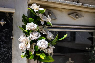 Carmona, İspanya - 2 Temmuz 2022 Andalusia 'daki Carmona Belediyesi' nin Hristiyan mezarlıklarında, mezarlar bir duvarın derinliğinde ve zengin bir şekilde dekore edilmiştir.