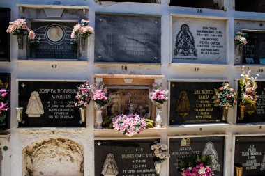 Carmona, İspanya - 2 Temmuz 2022 Andalusia 'daki Carmona Belediyesi' nin Hristiyan mezarlıklarında, mezarlar bir duvarın derinliğinde ve zengin bir şekilde dekore edilmiştir.