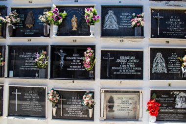 Carmona, İspanya - 2 Temmuz 2022 Andalusia 'daki Carmona Belediyesi' nin Hristiyan mezarlıklarında, mezarlar bir duvarın derinliğinde ve zengin bir şekilde dekore edilmiştir.