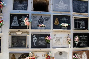 Carmona, İspanya - 2 Temmuz 2022 Andalusia 'daki Carmona Belediyesi' nin Hristiyan mezarlıklarında, mezarlar bir duvarın derinliğinde ve zengin bir şekilde dekore edilmiştir.