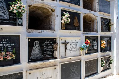 Carmona, İspanya - 2 Temmuz 2022 Andalusia 'daki Carmona Belediyesi' nin Hristiyan mezarlıklarında, mezarlar bir duvarın derinliğinde ve zengin bir şekilde dekore edilmiştir.