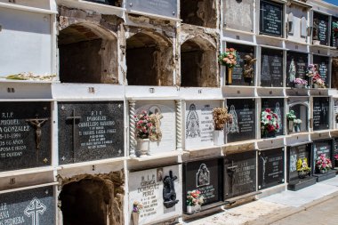 Carmona, İspanya - 2 Temmuz 2022 Andalusia 'daki Carmona Belediyesi' nin Hristiyan mezarlıklarında, mezarlar bir duvarın derinliğinde ve zengin bir şekilde dekore edilmiştir.