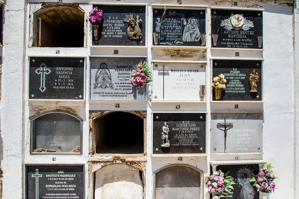 カルモナ スペイン 2022年7月2日アンダルシア州カルモナの自治体のキリスト教墓地の典型的な墓は 墓は壁の深さで作られ 豊かに装飾されています — ストック写真