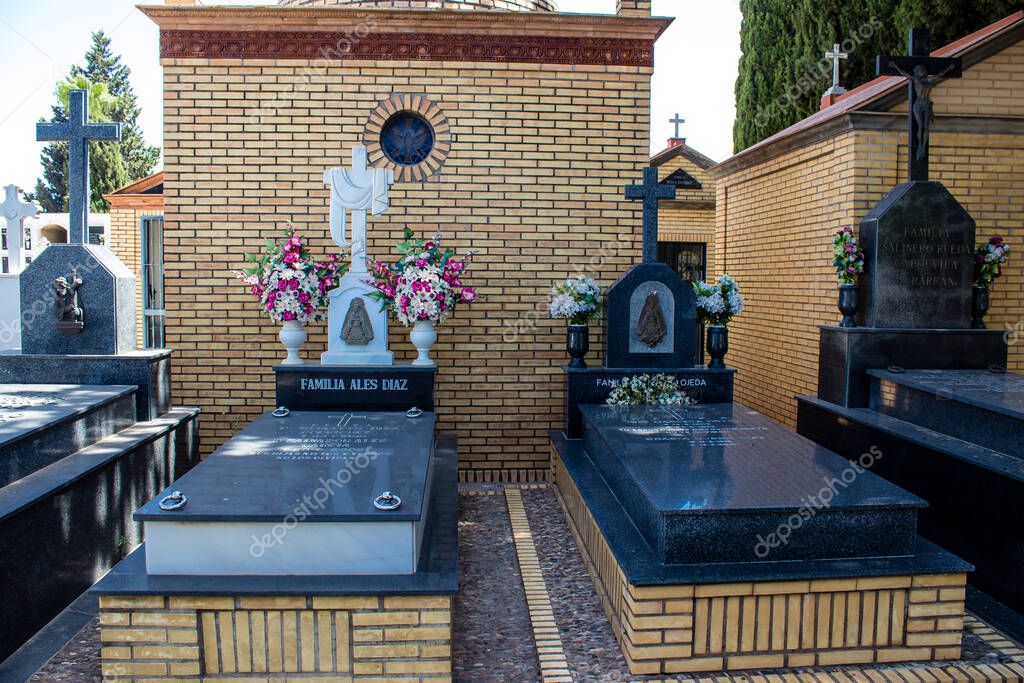 Carmona, España 02 de julio de 2022 Tumbas típicas en un cementerio