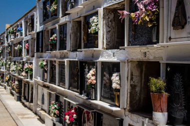 Carmona, İspanya - 2 Temmuz 2022 Andalusia 'daki Carmona Belediyesi' nin Hristiyan mezarlıklarında, mezarlar bir duvarın derinliğinde ve zengin bir şekilde dekore edilmiştir.