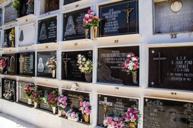 Carmona, İspanya - 2 Temmuz 2022 Andalusia 'daki Carmona Belediyesi' nin Hristiyan mezarlıklarında, mezarlar bir duvarın derinliğinde ve zengin bir şekilde dekore edilmiştir.