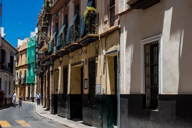 Seville, İspanya - 4 Temmuz 2022 Sevilla şehri ve İspanya 'nın güneyindeki Endülüs Bölgesi' nin başkenti Sevilla 'nın mimarisi