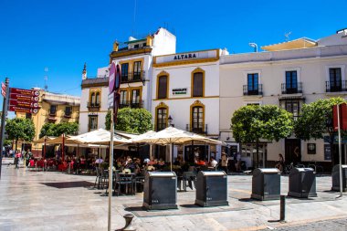 Seville, İspanya - 4 Temmuz 2022 Sevilla şehri ve İspanya 'nın güneyindeki Endülüs Bölgesi' nin başkenti Sevilla 'nın mimarisi