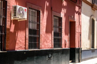 Seville, İspanya - 4 Temmuz 2022 İspanya 'nın güneyindeki Endülüs Bölgesi' nin başkenti ve sembolik bir şehir olan Sevilla sokaklarındaki bir binanın cephesi