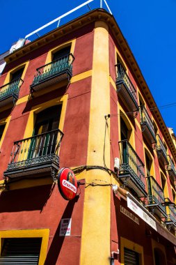 Seville, İspanya - 4 Temmuz 2022 İspanya 'nın güneyindeki Endülüs Bölgesi' nin başkenti ve sembolik bir şehir olan Sevilla sokaklarındaki bir binanın cephesi