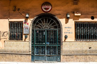 Seville, İspanya - 4 Temmuz 2022 İspanya 'nın güneyindeki Endülüs Bölgesi' nin başkenti ve sembolik bir şehir olan Sevilla sokaklarındaki bir binanın cephesi