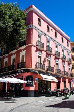 Seville, İspanya - 4 Temmuz 2022 İspanya 'nın güneyindeki Endülüs Bölgesi' nin başkenti ve sembolik bir şehir olan Sevilla sokaklarındaki bir binanın cephesi