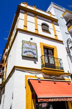 Seville, İspanya - 4 Temmuz 2022 İspanya 'nın güneyindeki Endülüs Bölgesi' nin başkenti ve sembolik bir şehir olan Sevilla sokaklarındaki bir binanın cephesi