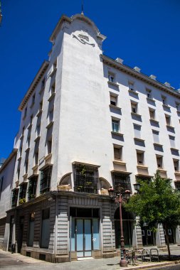 Seville, İspanya - 4 Temmuz 2022 İspanya 'nın güneyindeki Endülüs Bölgesi' nin başkenti ve sembolik bir şehir olan Sevilla sokaklarındaki bir binanın cephesi