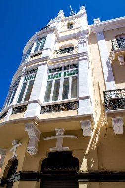 Seville, İspanya - 4 Temmuz 2022 İspanya 'nın güneyindeki Endülüs Bölgesi' nin başkenti ve sembolik bir şehir olan Sevilla sokaklarındaki bir binanın cephesi