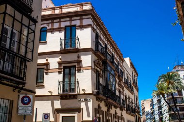 Seville, İspanya - 4 Temmuz 2022 İspanya 'nın güneyindeki Endülüs Bölgesi' nin başkenti ve sembolik bir şehir olan Sevilla sokaklarındaki bir binanın cephesi