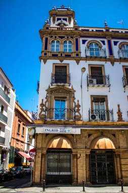 Seville, İspanya - 4 Temmuz 2022 İspanya 'nın güneyindeki Endülüs Bölgesi' nin başkenti ve sembolik bir şehir olan Sevilla sokaklarındaki bir binanın cephesi