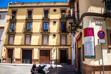 Seville, İspanya - 4 Temmuz 2022 İspanya 'nın güneyindeki Endülüs Bölgesi' nin başkenti ve sembolik bir şehir olan Sevilla sokaklarındaki bir binanın cephesi