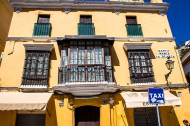 Seville, İspanya - 4 Temmuz 2022 İspanya 'nın güneyindeki Endülüs Bölgesi' nin başkenti ve sembolik bir şehir olan Sevilla sokaklarındaki bir binanın cephesi
