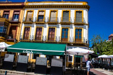 Seville, İspanya - 4 Temmuz 2022 İspanya 'nın güneyindeki Endülüs Bölgesi' nin başkenti ve sembolik bir şehir olan Sevilla sokaklarındaki bir binanın cephesi