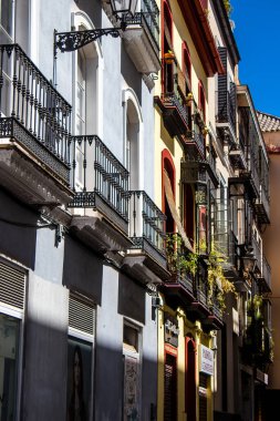 Seville, İspanya - 4 Temmuz 2022 İspanya 'nın güneyindeki Endülüs Bölgesi' nin başkenti ve sembolik bir şehir olan Sevilla sokaklarındaki bir binanın cephesi