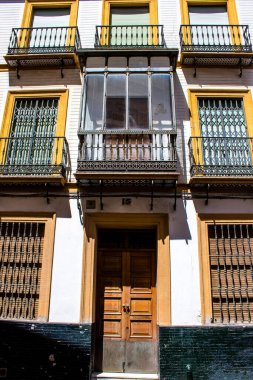 Seville, İspanya - 4 Temmuz 2022 İspanya 'nın güneyindeki Endülüs Bölgesi' nin başkenti ve sembolik bir şehir olan Sevilla sokaklarındaki bir binanın cephesi