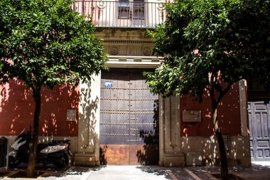 Seville, İspanya - 4 Temmuz 2022 İspanya 'nın güneyindeki Endülüs Bölgesi' nin başkenti ve sembolik bir şehir olan Sevilla sokaklarındaki bir binanın cephesi