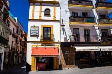 Seville, İspanya - 4 Temmuz 2022 İspanya 'nın güneyindeki Endülüs Bölgesi' nin başkenti ve sembolik bir şehir olan Sevilla sokaklarındaki bir binanın cephesi