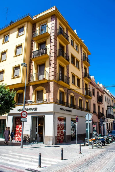 西班牙塞维利亚 2022年7月4日 西班牙南部安达卢西亚地区首府塞维利亚街道上一座建筑的立面 — 图库照片