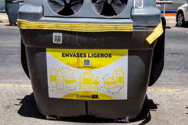 Seville, İspanya - İspanya 'nın güneyinde, sembolik bir şehir ve Endülüs Bölgesi' nin başkenti olan Sevilla sokaklarında bulunan 4 Temmuz 2022 çöp konteyneri