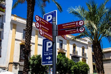 Seville, İspanya - 4 Temmuz 2022 Sokak tabelası veya yol tabelası, Seville şehir merkezindeki yol kullanıcılarına bilgi sağlamak için yolun kenarına ya da yukarısına dikildi