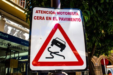 Seville, İspanya - 4 Temmuz 2022 Sokak tabelası veya yol tabelası, Seville şehir merkezindeki yol kullanıcılarına bilgi sağlamak için yolun kenarına ya da yukarısına dikildi