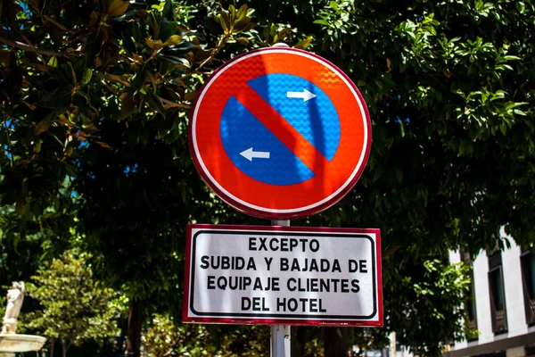 Sevilla Spanje Juli 2022 Straatnaambord Verkeersbord Opgetrokken Langs Boven Wegen — Stockfoto